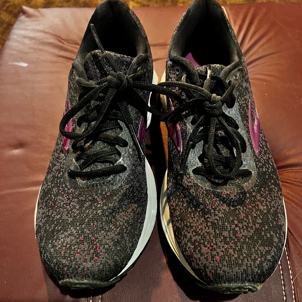 Brooks Anthem Women's Athletic Shoes in Black and Pink